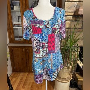 WOMENS SIZE X-LARGE MULTI PATTERNED SHORT SLEEVE TOP GORGEOUS AND VERY COMFY